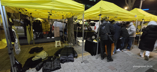 새빛시장 위조상품 수사 협의체는 최근 6차 합동단속을 통해 유명 브랜드 위조상품 836점을 압수하고, 위조상품을 판매한 A씨를 상표법 위반 혐의로 불구속 입건했다. 특허청 제공